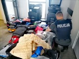 Grodzisk Wielkopolski: Handlowali podrabianymi ubraniami na miejskim targowisku. Wpadli w ręce policjantów