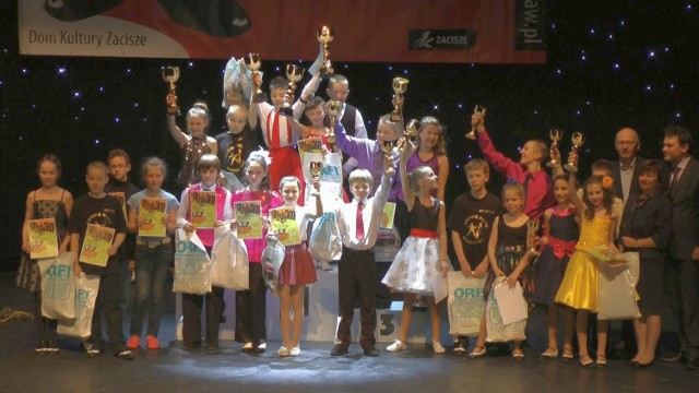Julia Mularska i Kacper Hyży (w środku, na podium) po raz trzeci z rzędu zostali mistrzami Polski w tańcu boogie woogie.