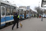 Wypadek na Powstańców Śląskich. Mężczyzna potrącony przez tramwaj