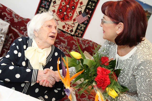 Kierownik USC w Toruniu, Katarzyna Pułkownik wręczyła jubilatce skromny prezent z okazji jej 102. urodzin