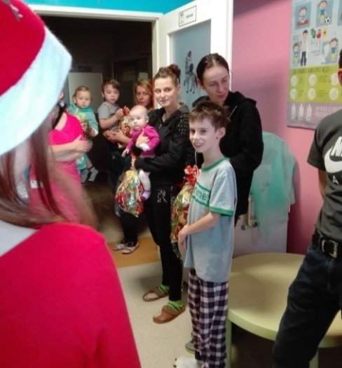 Koło Wolontariatu ze Szkoły Podstawowej w Młodzawach przygotowało mikołajkowe paczki dla chorych dzieci [ZDJĘCIA]