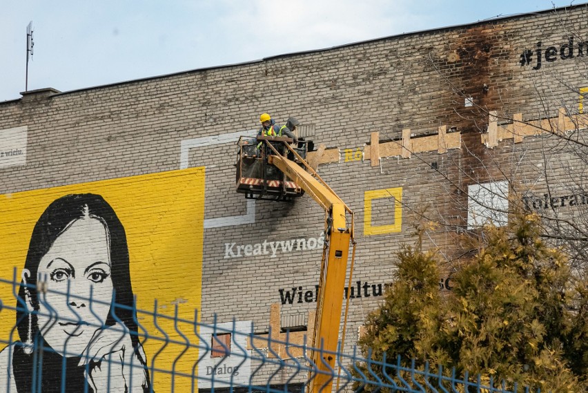 Kraków. Rozbiórka na Zabłociu. Wyburzają część ścian, żeby przerobić stary budynek na nowoczesny biurowiec [ZDJĘCIA]