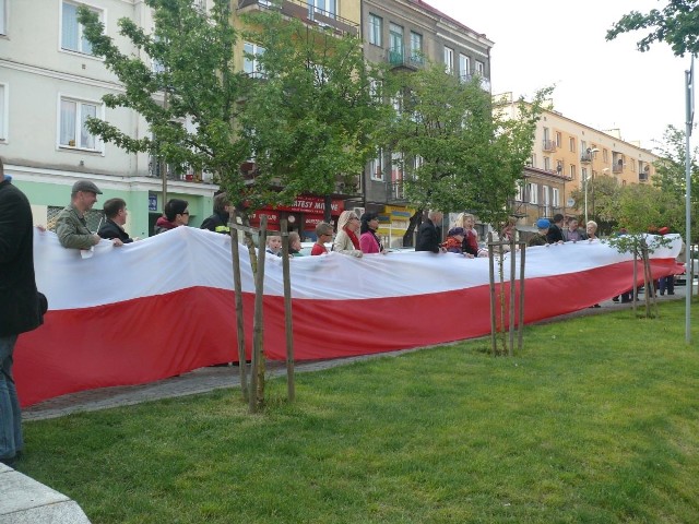 W 2014 roku czterystumetrowa biało0-czerwona flaga opasała ostrowiecki Rynek. W sobotę rozwinięto ja na demonstracji KOD w Warszawie.