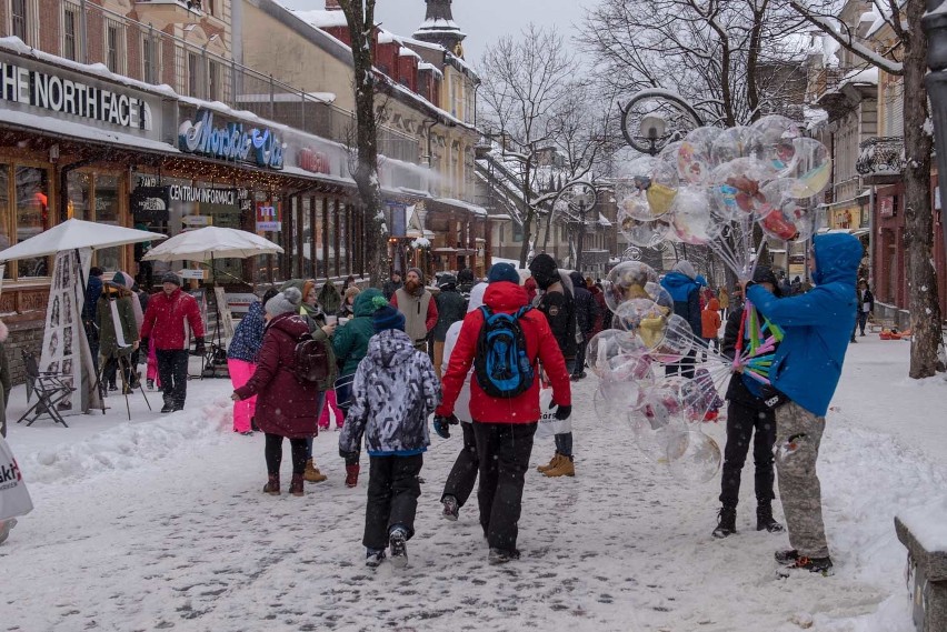 Zakopane przed sylwestrem. Śnieg, tłumy, korki i brak wody [ZDJĘCIA]