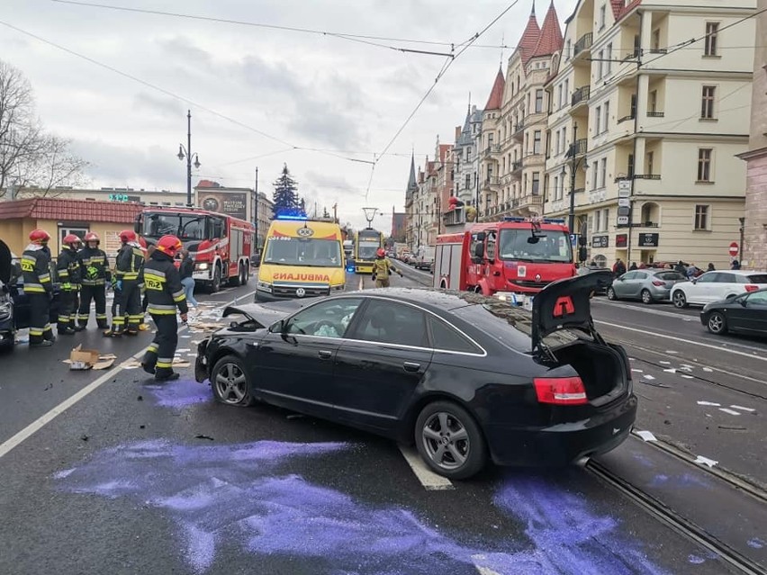 Toruń. Zderzenie trzech aut zablokowało torowisko tramwajowe [zdjęcia]