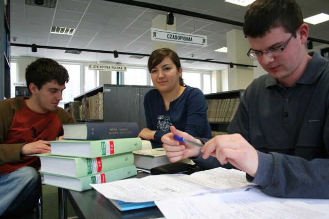 Studenci przyzwyczaili się już do tego, że mają wybór. Rozpoczynając licencjat w jednym mieście, zawsze mogą obronić magistra na drugim końcu Polski. A przy okazji z zupełnie innego kierunku