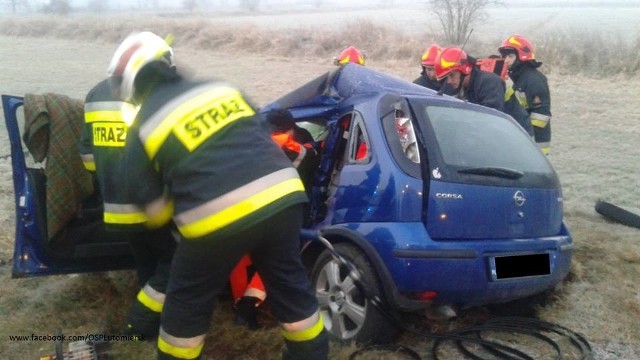 Uwięzioną w oplu kobietę oswobodzili strażacy z OSP Lutomiersk.