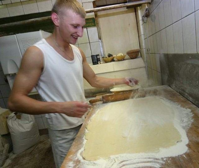 Bartek Nieznalski pracuje w piekarni Zbigniewa Szycy jako cukiernik. Jego pracodawca uważa, że po podwyżce podatku VAT piekarze podwyższą przede wszystkim ceny ciast i wyrobów cukierniczych, na które już teraz jest mniejszy popyt.