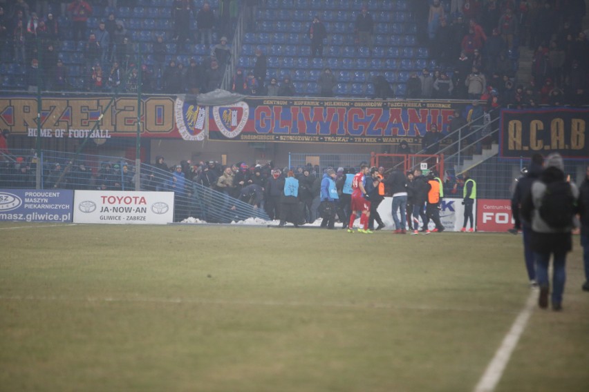 Derby Śląska przerwane, potem zakończone. Kibice Górnika...