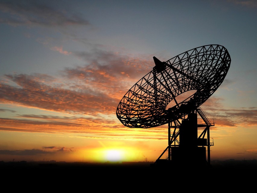 Dzięki nowoczesnym antenom, radarom i teleskopom jesteśmy w...