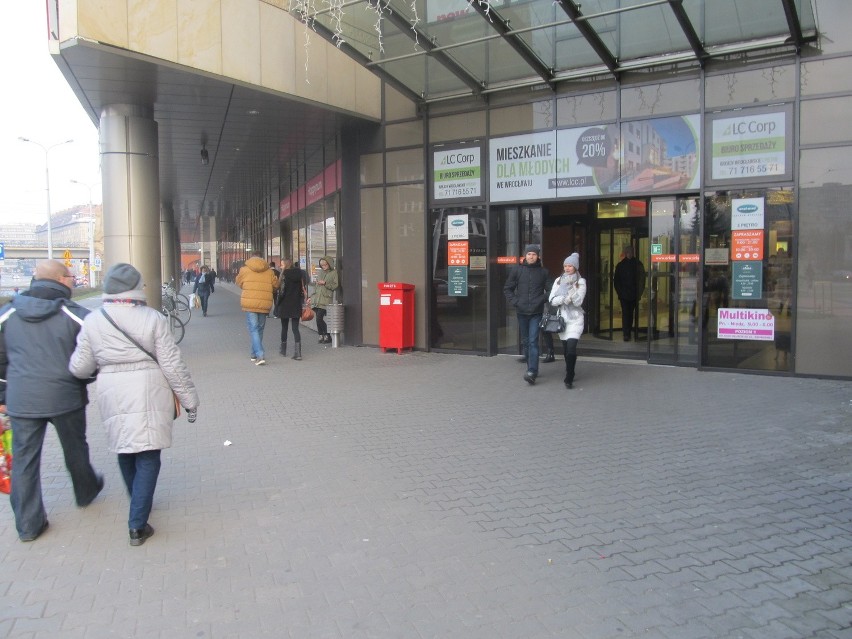 Wrocław: Ruszyły wyprzedaże. Kolejki w galeriach i centrach handlowych