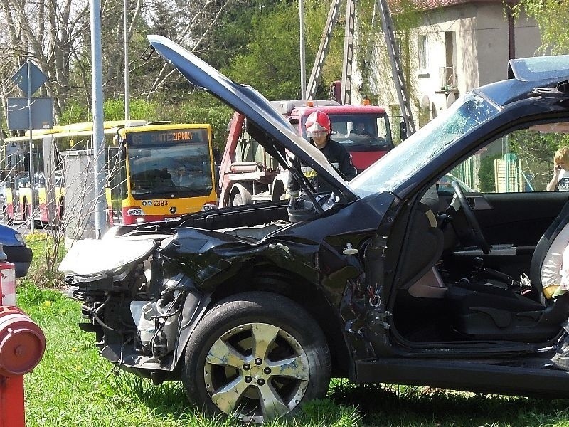 Terenówka zderzyła się z autobusem. Wypadek na Obywatelskiej