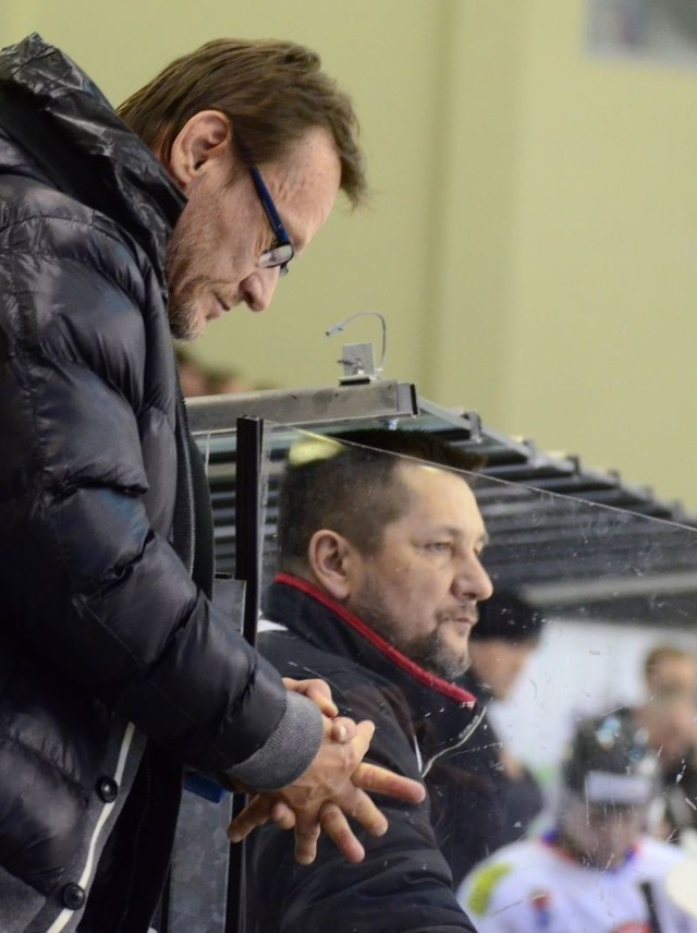 Ukarany przez WGiD PZHL trener Miroslav Frycer nie mógł przebywać w boksie swojej drużyny, ale stał na trybunach, w jego pobliżu, i na bieżąco przekazywał swoje uwagi.