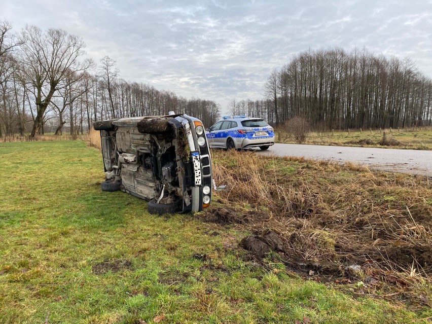 Wypadek w Golance, gm. Kadzidło. 5.01.2022. Samochód osobowy wylądował na przydrożnym polu, do szpitala trafiło niemowlę. Zdjęcia