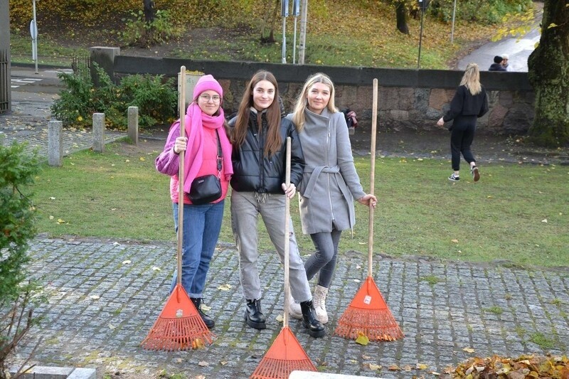 Studenci Filii Uniwersytetu w Białymstoku w Wilnie posprzątali cmentarz na Rossie