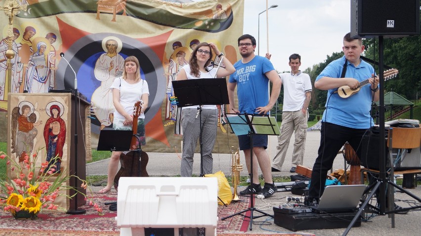Nowa grupa pielgrzymów w Jastrzębiu. Tańczą i śpiewają