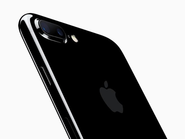 iPhone 7: W miejsce gniazda słuchawkowego pojawił drugi głośnik. Wbrew dotychczasowym plotkom, Apple nie zrezygnuje z przycisku do wyciszania wszystkich dźwięków w smartfonie.