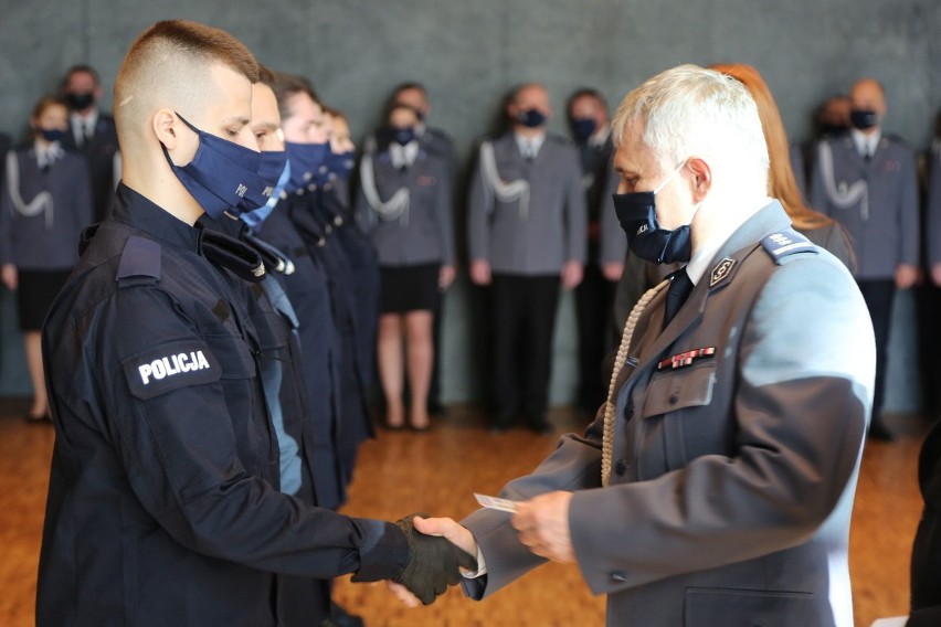Nowi policjanci i policjantki w Małopolsce. "Czeka was ciężka służba, ale ciekawa"