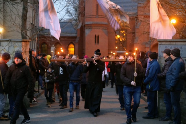 W intencji pokoju na świecie modlili się uczestnicy Męskiej Drogi Krzyżowej w piątek, 1 kwietnia 2022 r. Jak sama nazwa wskazuje, byli to sami mężczyźni, których piątkowa trasa zaczynała się od Arcybiskupiego Seminarium Duchownego. Przeszli dalej ulicami Ostrowa Tumskiego w Poznaniu. Drodze krzyżowej przewodził ksiądz biskup Jan Glapiak. Zobacz zdjęcia z mistycznego wydarzenia -->