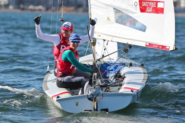 Agnieszka Skrzypulec (na pierwszym planie) z Jolantą Ogar podczas olimpijskich regat w Tokio.