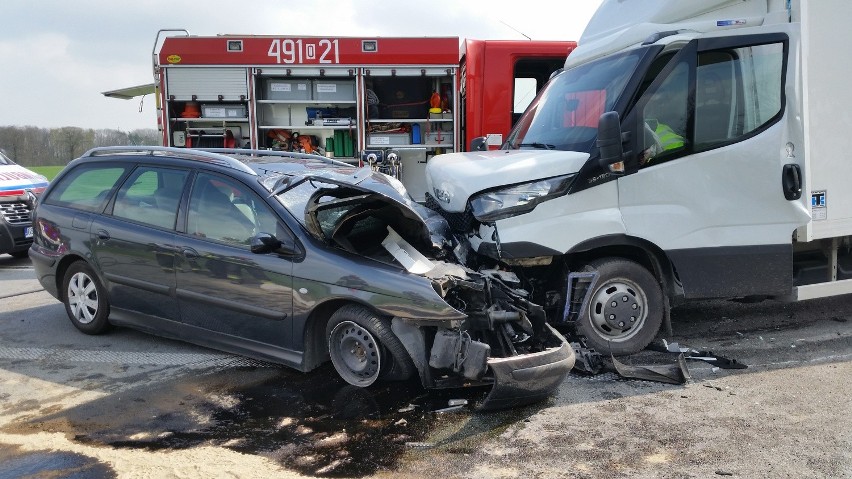 Czołowe zderzenie na DK88 pod Strzelcami Opolskimi. Ranny kierowca osobowego citroena