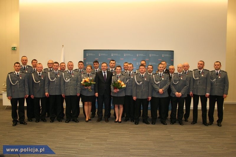 22 policjantów i strażak, którzy uratowali życie osobom...