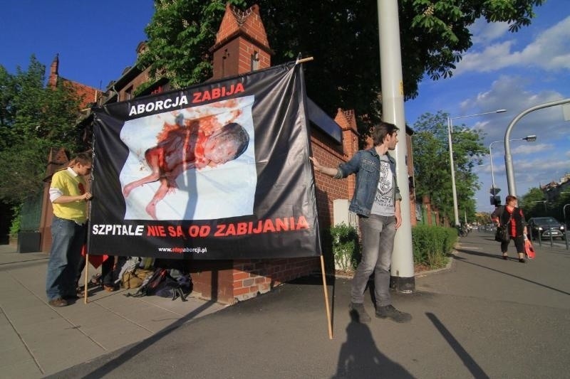 Pod szpitalem przeciw aborcji dokonywanej z powodu nieuleczalnej choroby płodu (DRASTYCZNE ZDJĘCIA)