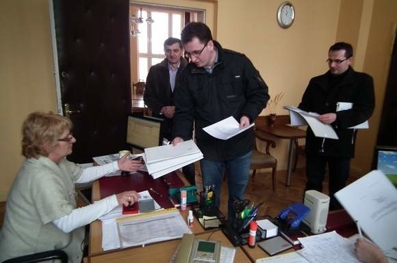 Paweł i Piotr Słomscy, twórcy inicjatywy powołania powiatu goleniowsko - nowogardzkiego, składają projekt uchwały w biurze rady miasta Nowogard, pod koniec lutego. Tak wyglądał początek walki o powiat.