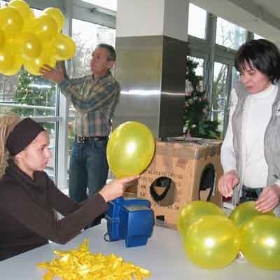 Już w piątek rodzina Hołówków dekorowała Miejski Ośrodek Kultury. Ozdobi go dwa tysiące balonów.