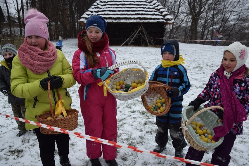 Gorlice. Wielkanocny kiermasz na Jarmarku Pogórzańskim i w skansenie w Szymbarku w zimowej aurze. Dzieciaki szukały pisanek w śniegu