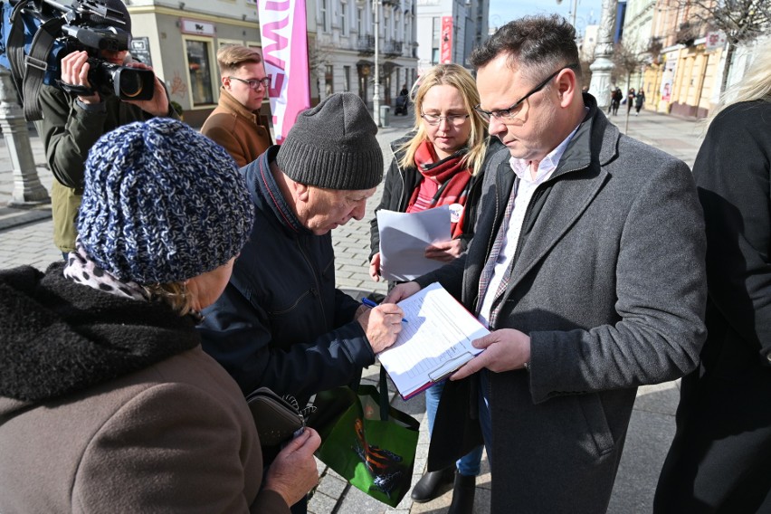 Lewica w Kielcach przedstawiła priorytety kampanii Roberta Biedronia. Leki za pięć złotych i wdowia emerytura [WIDEO]
