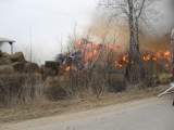 Czyżew. Pożar przy Kolejowej. Płonie słoma. Strażacy walczą z żywiołem! [FOTO]