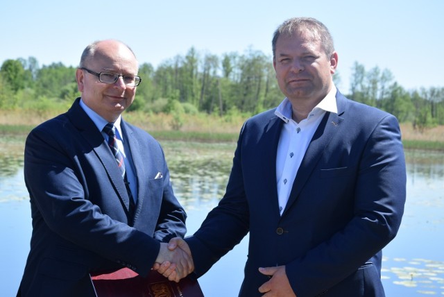 Umowa, którą w poniedziałek podpisali burmistrz Krzysztof Obratański i prezes firmy Emilian Stawecki, zakłada wykonanie zadania do czerwca przyszłego roku.