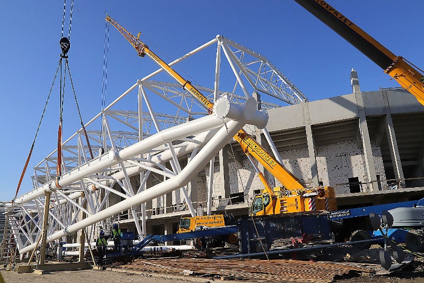 Budowa stadionu ŁKS. Wykwalifikowani alpiniści na stadionie ŁKS. Będą układać membrany dachowe. Zdjęcia 