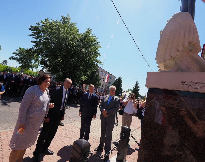 Poświęcili pomnik Lecha Kaczyńskiego w Opolu Lubelskim. Postawili go przedsiębiorcy  