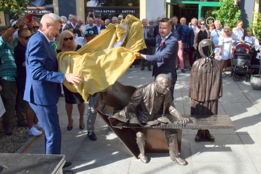 Wyjątkowa chwila - ławeczką odsłonili prezydent Kielc Bogdan...