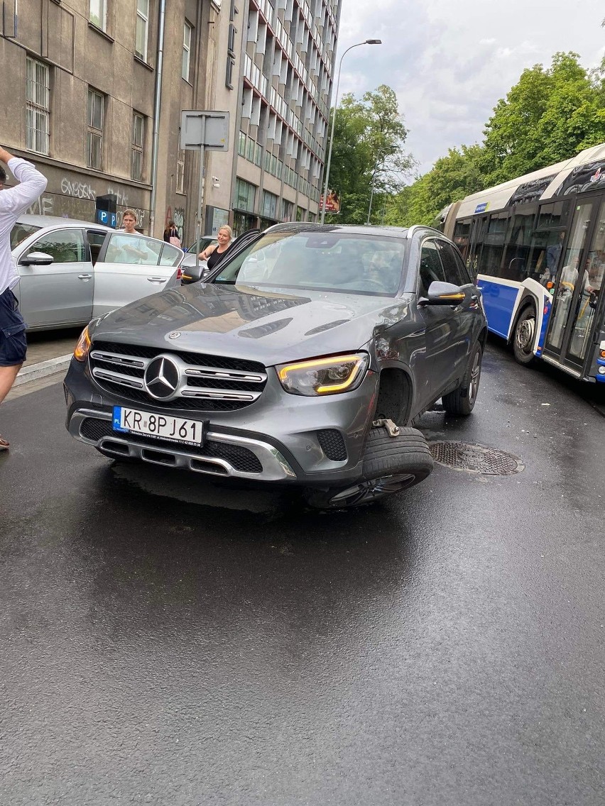 Kraków. Wypadek na Prądnickiej. Osobówka kontra autobus