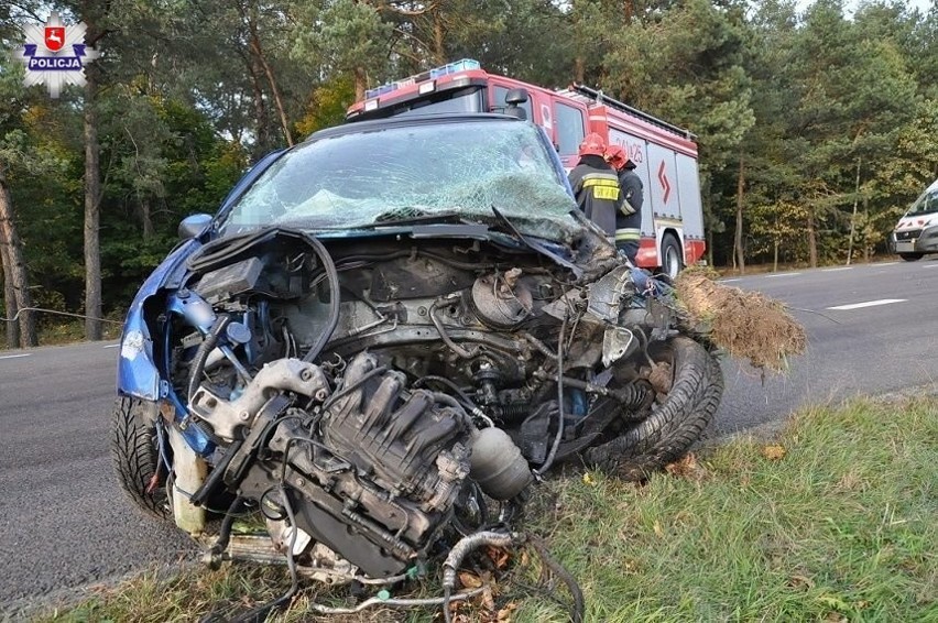 Wypadek na K2 w pow. bialskim: Tragiczny finał wyprzedzania, kierowcy musieli zjeżdżać na pobocze. Peugeot uderzył w naczepę