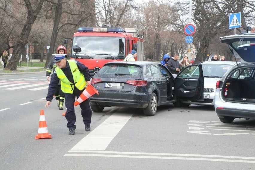 Wypadek na Wyszyńskiego. Jedna osoba jest ranna