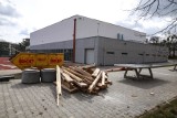 Dach hali w szkole w Poznaniu zawalił się dwa lata temu. Odbudowa znów się przedłuży. Dlaczego?