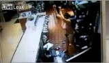 Naga kobieta - tylko w stringach - demolowała McDonalda [FILM, zdjęcia]