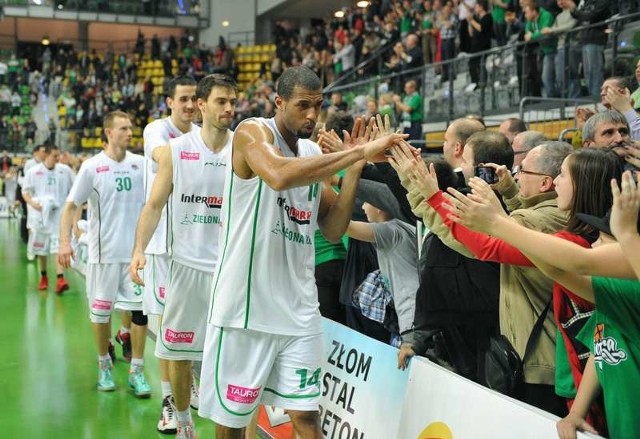 Zawodnicy zielonogórskiego Stelmetu witają się z drugą rundą Eurocup