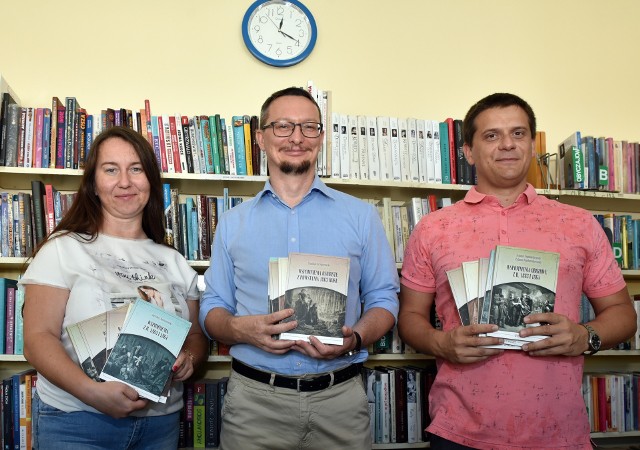 Przekazanie książek do buskiej biblioteki przez członków stowarzyszenia "Ponidzie".