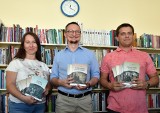 Dary książkowe dla buskiej biblioteki od stowarzyszenia "Ponidzie"