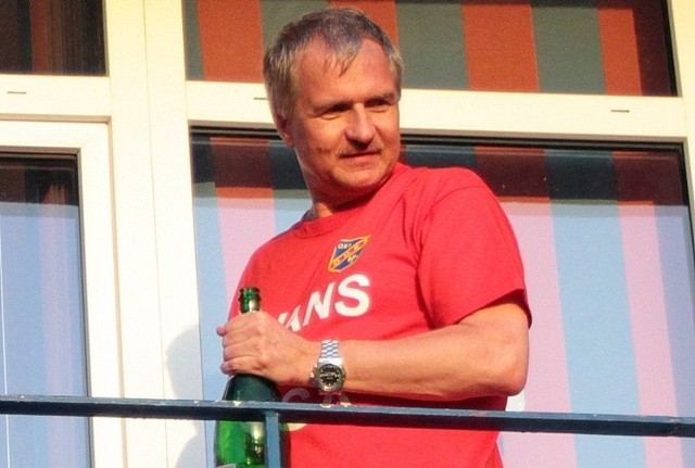 Ryszard Wójcik po ostatnim meczu Odry w sezonie ze Swornicą Czarnowąsy świętował awans do II ligi w okolicznościowej koszulce i z obowiązkową butelką szampana.
