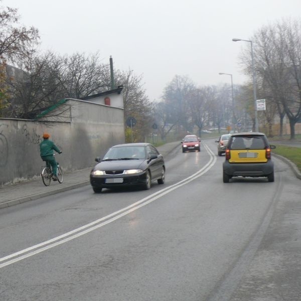 Ulica Staszica prowadzi w stronę Alei Jana Pawła II, czyli głównej drogi prowadzącej na Tarnów.