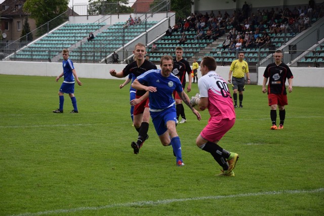 Krzysztof Hrymowicz, strzelec gola (w niebieskim stroju w środku)