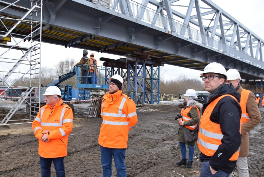 Ostrołęka. Nowy most kolejowy już łączy brzegi Narwi. Zobaczcie zdjęcia z budowy. 3.02.2022