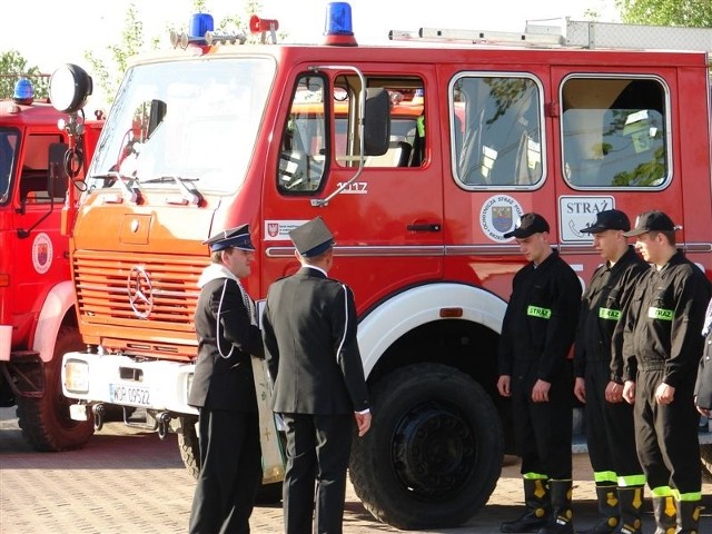 Nowy samochód poświęcił ks. kan. Piotr Kapelański - kapelan strażaków.