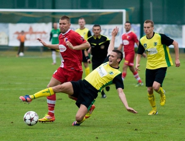 Fragment jesiennego meczu, w którym piłkarze Siarki (przy piłce Tomasz Ciećko, z prawej Robert Tunkiewicz) wygrali  Limanovią Szubryt 3:0. 